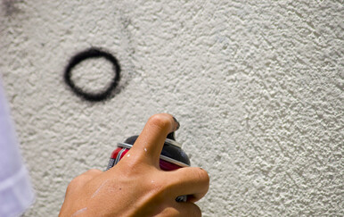 Nepoznati počinitelj ispisao grafite na zgradi mrtvačnice