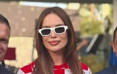 Severina u navijačkom izdanju s crvenom kožnatom suknjom