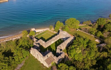 Zidine vire iz plićaka: Mirna uvala na Krku koja čuva veliku tajnu