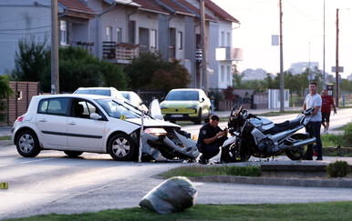 Teška nesreća na ulazu u Tenju: U sudaru automobila i motocikla poginula jedna osoba