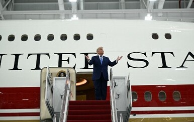 Trump predstavio novi mlažnjak flote Air Force One, kritike zbog "mita" strane vlade
