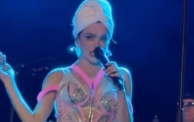 Severina nakon koncerta u Crikvenici poklonila haljinu djevojci iz prvog reda, a na kraju završila u ogrtaču i ručniku
