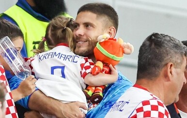 Hrvatski reprezentativci pobjedu slavili s djecom, fotografi uhvatili dirljive zagrljaje