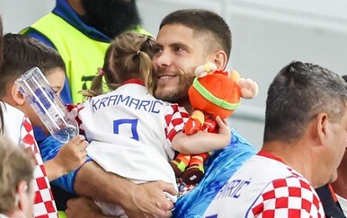 Hrvatski reprezentativci pobjedu slavili s djecom, fotografi uhvatili dirljive zagrljaje