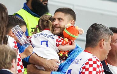 Hrvatski reprezentativci pobjedu slavili s djecom, fotografi uhvatili dirljive zagrljaje