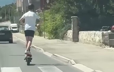 Romobilom vozio 70 km/h, od snimke se ledi krv u žilama: "Malo po cesti, malo po pločniku..."