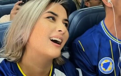 Stjuardesa iznenadila Bosance, pogledajte atmosferu u zrakoplovu prije sudbonosne utakmice