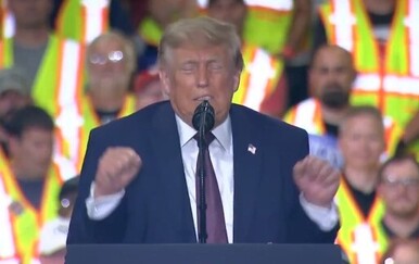 Donald Trump za mikrofonom stenjao i dahtao