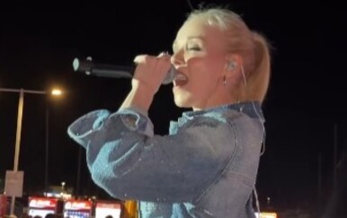 Jelena Rozga podijelila publiku svojim outfitom s posljednjeg koncerta
