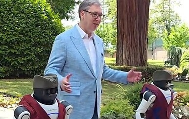 Aleksandar Vučić plesao s robotima pa pozvao na skup SNS-a