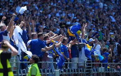 Provokator ušao među navijače BiH sa srpskom zastavom, pogledajte što je uslijedilo