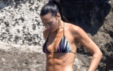 Dua Lipa pokazala isklesane trbušne mišiće na odmoru u Italiji