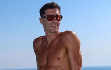 Robert Lewandowski oduševio fanove fotografijom iz bazena: U prvom planu isklesani trbušnjaci i besprijekorna forma
