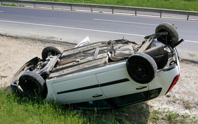 Teška nesreća na A1: Vozačica bez dozvole udarila u ogradu i prevrnula se na krov