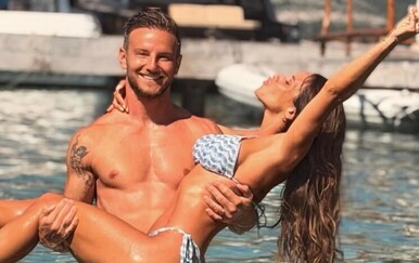 Ivan Rakitić i Raquel Mauri pozirali u kupaćim kostimima, a svi gledaju samo njihova isklesana tijela