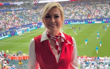 Kolinda Grabar-Kitarović bodrila Vatrene u Philadelphiji: Elegantnim izdanjem privukla pažnju na tribinama