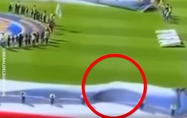 VIDEO Urnebesan trenutak koji je obilježio grupnu fazu Svjetskog prvenstva: Mladić ostao zaglavljen pod zastavom