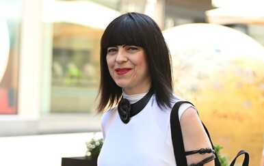 Mirela Holy u bijelom izdanju s fantastičnim remenom