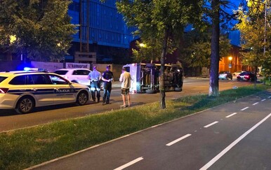 U centru Zagreba, u prilazu Baruna Filipovića na boku završiolo kombi vozilo