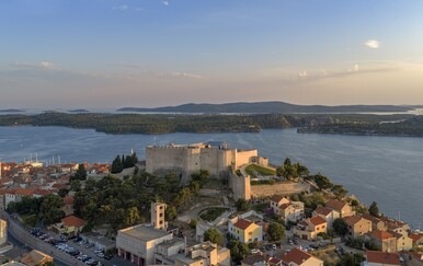 Izgubljen u Šibeniku: Fotografije koje otkrivaju čaroliju zlatnog sata