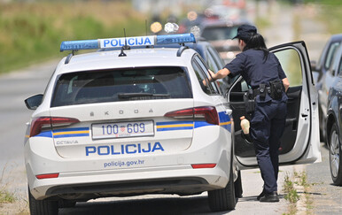 Muškarca tukli u automobilu i na cesti, pa pobjegli