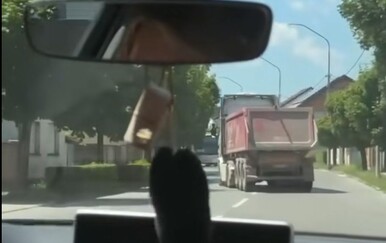 Širi se jeziva snimka iz Petrinje: Kamion vijugao cestom, u jednom trenutku naletio na autobus
