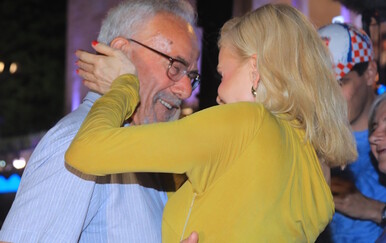 Jelena Rozga s roditeljima nakon nastupa na Melodijama Jadrana