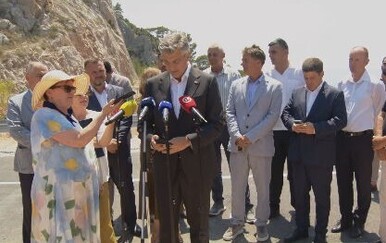 VIDEO Pogledajte kako se Plenković brifira da bi odgovorio Milanoviću