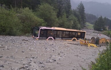 VIDEO Stravične scene u Tirolu: Autobus završio u bujici, putnike izvlačili vatrogasci