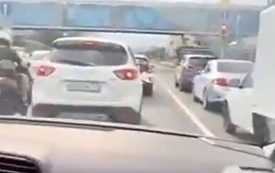 VIDEO Kaos na benzinskim postajama u Rusiji: Policija čuva pumpe, najavljene kazne