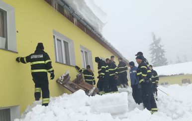 Snijeg u Delnicama i dalje stvara probleme (Foto: Marko Balen) - 2