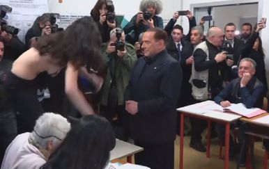 Djevojka golih grudi skočila ispred Silvija Berlusconija (Screenshot Reuters)