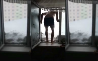 U Sahalinu se ljudi zabavljaju skačući u snijeg sa zgrada (FOTO: YouTube/Screenshot)