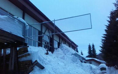 Pod težinom snijega urušila se terasa sprotske dvorane u Delnicama (Foto: Dnevnik.hr)