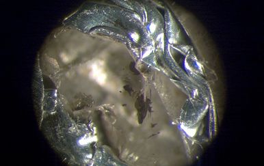 Ovaj mali dijamant u sebi sadrži mineral koji do sada nitko nikada nije vidio (Foto: Nester Korolev/UBC/Live Science)