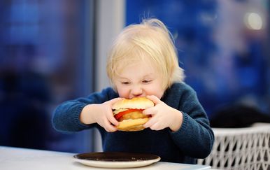 Dijete jede hamburger, ilustracija (Guliver/Thinkstock)