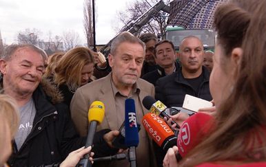 Milan Bandić tijekom razgovora s novinarima o deponiju na Savici (Dnevnik.hr)