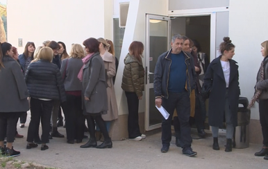 Zaposlenici u znak potpore ravnateljici izašli ispred zgrade zadarskog Centra za socijalnu skrb (Foto: Dnevnik.hr)