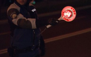 Policajac drži znak za zaustavljanje na cesti (Foto: Dnevnik.hr)