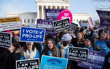 Pro-life protesti u SAD-u koji žele zabraniti pobačaj (Foto: AFP)