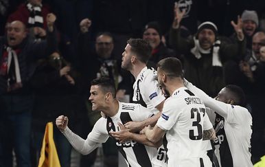 Cristiano Ronaldo i suigrači slave pogodak (Foto: AFP)