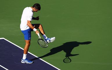 Đoković lomi reket na tenisici (Foto: AFP)