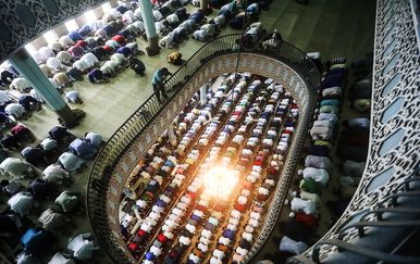 Muslimani u molitvi, ilustracija (Foto: AFP)