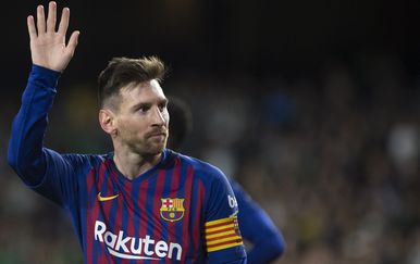 Lionel Messi pozdravlja navijače Betisa (Foto: AFP)