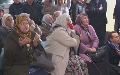 Obitelji žrtava u suzama nakon objave konačne presude Radovanu Karadžiću (Foto: DNEVNIK.hr) - 2