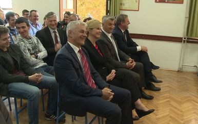Predsjednica Kolinda Grabar - Kitarović se smiješi na pitanje učenice (Foto: Dnevnik.hr)