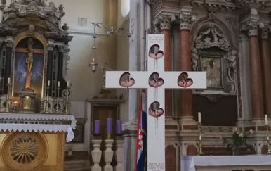 Križ s fetusima koji krvare u župi Našašća u Vodicama (Foto: Dnevnik.hr)