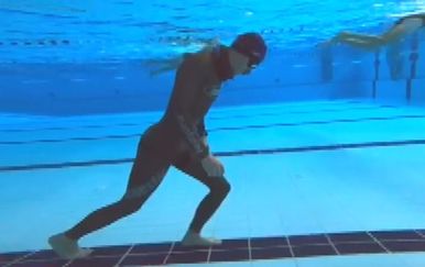 Boris Milošić hoda pod vodom