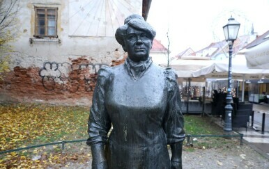 Spomenik Mariji Jurić Zagorki u zagrebačkoj Tkaličićevoj ulici
