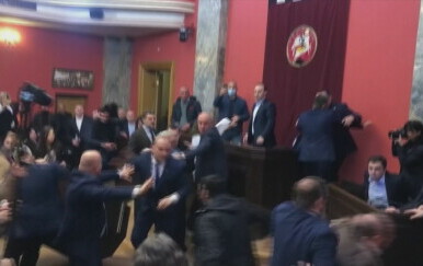 Tučnjava u gruzijskom parlamentu - 1